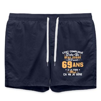 Cadeau d'anniversaire Beau gosse et d'avoir 69 ans - Short de bain - bleu marine - Devant - AI Model Male 185 light (185cm)