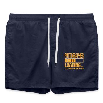 Photographe chargeant Fotgraf Training - Short de bain - bleu marine - Devant - AI Model Male 185 light (185cm)