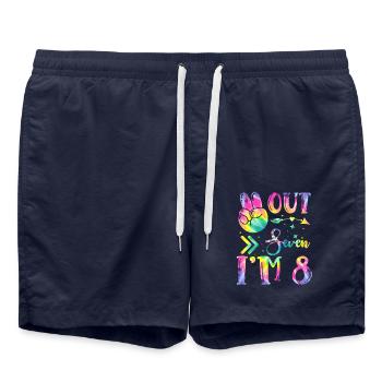 Peace Out Seven I'm 8 | Tie Dye Themed Birthday | - Badeshorts - French Navy - Vorne - AI Model Male 185 light (185cm)