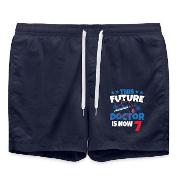 Ce futur médecin a maintenant 7 ans, 7 docteurs, enfant 7. - Short de bain - bleu marine - Devant - AI Model Male 185 light (185cm)