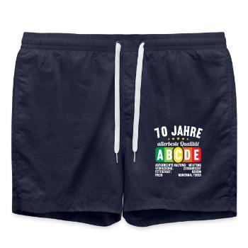 Lebensmittelampel Score 70 Jahre 70 Geburtstag - Badeshorts - French Navy - Vorne - AI Model Male 185 light (185cm)