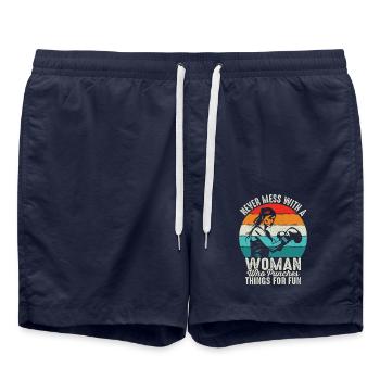 Ne plaisantez jamais avec une femme qui frappe des choses pour le plaisir - Short de bain - bleu marine - Devant - AI Model Male 185 light (185cm)