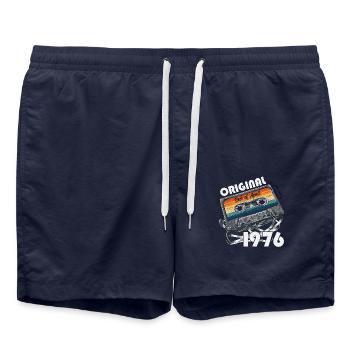50. Geburtstag Original Kassette April Jahrgang 76 - Badeshorts - French Navy - Vorne - AI Model Male 185 light (185cm)
