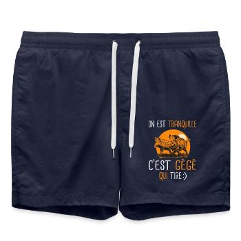 Tranquille cest Gégé qui tire Cadeau Humour chasse - Short de bain - bleu marine - Devant - AI Model Male 185 light (185cm)