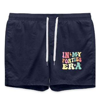 Neue Vierziger 40. Geburtstagsgeschenke für Männer, Frauen - Badeshorts - French Navy - Vorne - AI Model Male 185 light (185cm)