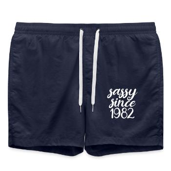 Sassy depuis 1982 drôle 40e anniversaire hommes et femmes - Short de bain - bleu marine - Devant - AI Model Male 185 light (185cm)