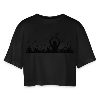 Menschen - Konzert Festival - Frauen Oversized Cropped T-Shirt - Schwarz - Vorne - AI Model Female 172 light (172cm)