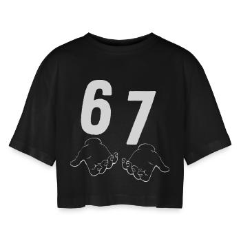 67 Six Seven - Frauen Oversized Cropped T-Shirt - Schwarz - Vorne - AI Model Female 172 light (172cm)