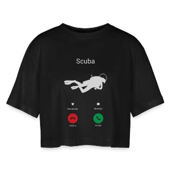 Scuba ruft! - Frauen Oversized Cropped T-Shirt - Schwarz - Vorne - AI Model Female 172 light (172cm)