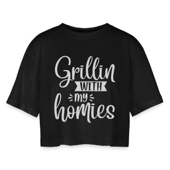 Grillin with my homies- lustige Grill Geschenke - Frauen Oversized Cropped T-Shirt - Schwarz - Vorne - AI Model Female 172 light (172cm)