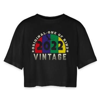 Vintage 2022 Retro - Bursdag - Women’s Oversized Cropped T-Shirt - black - Front - AI Model Female 172 light (172cm)