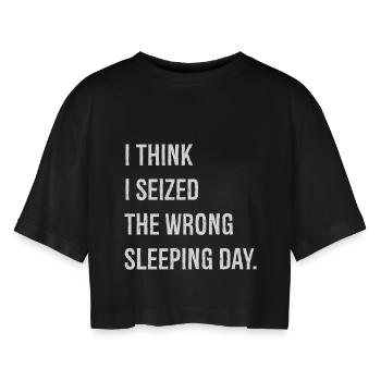 Ich glaube, ich habe den falschen Schlaftag komisch genutzt - Frauen Oversized Cropped T-Shirt - Schwarz - Vorne - AI Model Female 172 light (172cm)