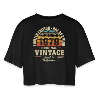September 1979 Geschenk 1979 Jahrgang September 1979 - Frauen Oversized Cropped T-Shirt - Schwarz - Vorne - AI Model Female 172 light (172cm)