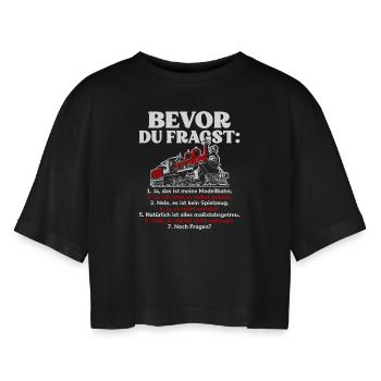 Bevor Du Fragst Modellbahn Zug Eisenbahn - Frauen Oversized Cropped T-Shirt - Schwarz - Vorne - AI Model Female 172 light (172cm)