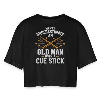 Unterschätze niemals einen alten Mann mit einem Queue - Frauen Oversized Cropped T-Shirt - Schwarz - Vorne - AI Model Female 172 light (172cm)