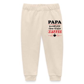 Papa braucht Kaffee und Koffein Babysprüche - Baby Organic Jogginghose Baby Tumbler von Stanley/Stella - Natur - Vorne