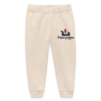 Rentier Elmondo auf der Couch als Passivjogger - Baby Organic Jogginghose Baby Tumbler von Stanley/Stella - Natur - Vorne