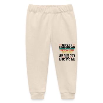 Unterschätzen Sie niemals einen alten Mann auf einem Fahrrad - Baby Organic Jogginghose Baby Tumbler von Stanley/Stella - Natur - Vorne