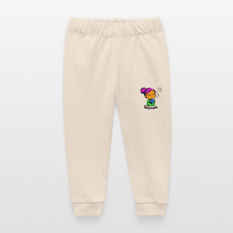 Tassmine enspannt mit einer Tasse Tee oder Kaffee Baby Organic Jogginghose Baby Tumbler von Stanley/Stella