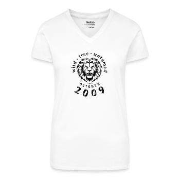 16. Geburtstag Wild, free & untamed since 10/2009 - Bio Frauen T-Shirt mit V-Ausschnitt - Weiß - Vorne