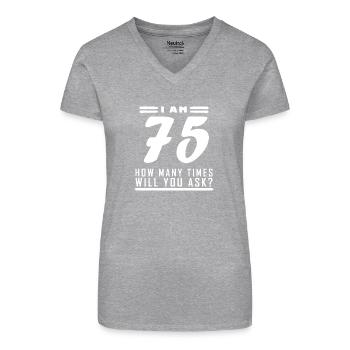 Ich bin 75 – 75. Geburtstag Geschenk - Bio Frauen T-Shirt mit V-Ausschnitt - Schwarz - Vorne