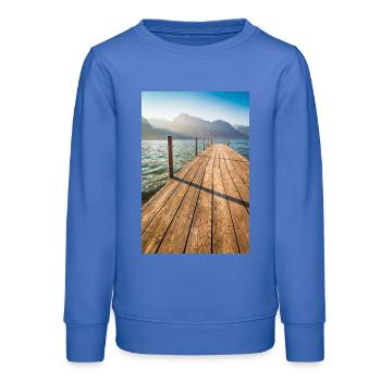 Holzsteg am Bergsee im Sonnenlicht - Teenager Organic Sweatshirt Mini Changer von Stanley/Stella - carolina Blue - Vorne - AI Model Teenager Male dark (155cm)