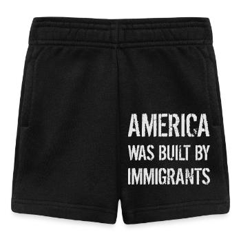 AMERICA WAS BUILT BY IMMIGRANTS Flüchtlingsrechte - Baby Shorts - black - Front