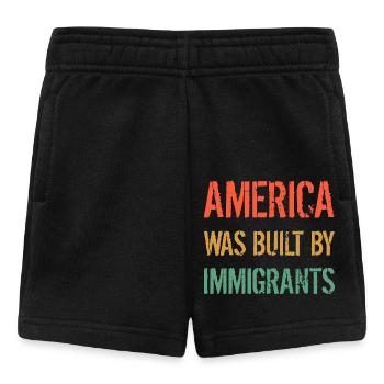 AMERICA WAS BUILT BY IMMIGRANTS Flüchtlingsrechte - Baby Shorts - black - Front