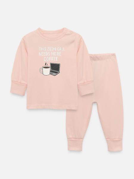 Zoom Call mit Kaffeetraum - Baby Schlafanzug - Kristallrosa
