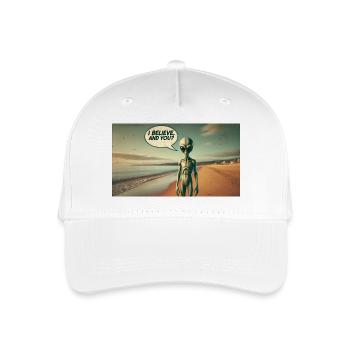 Alien on the beach - Organic Kids’ Baseball Cap - white - Front