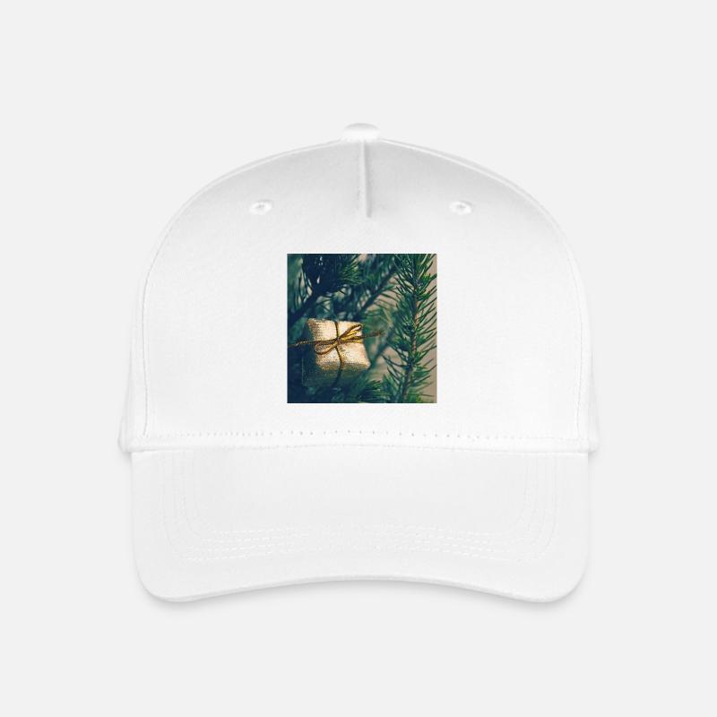 Golden present on pine branches - Organic Kids’ Baseball Cap - white