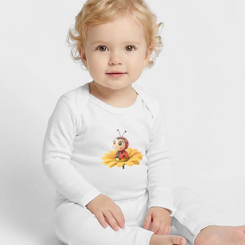Süßer Marienkäfer auf einer Blume Baby Bio Strampler