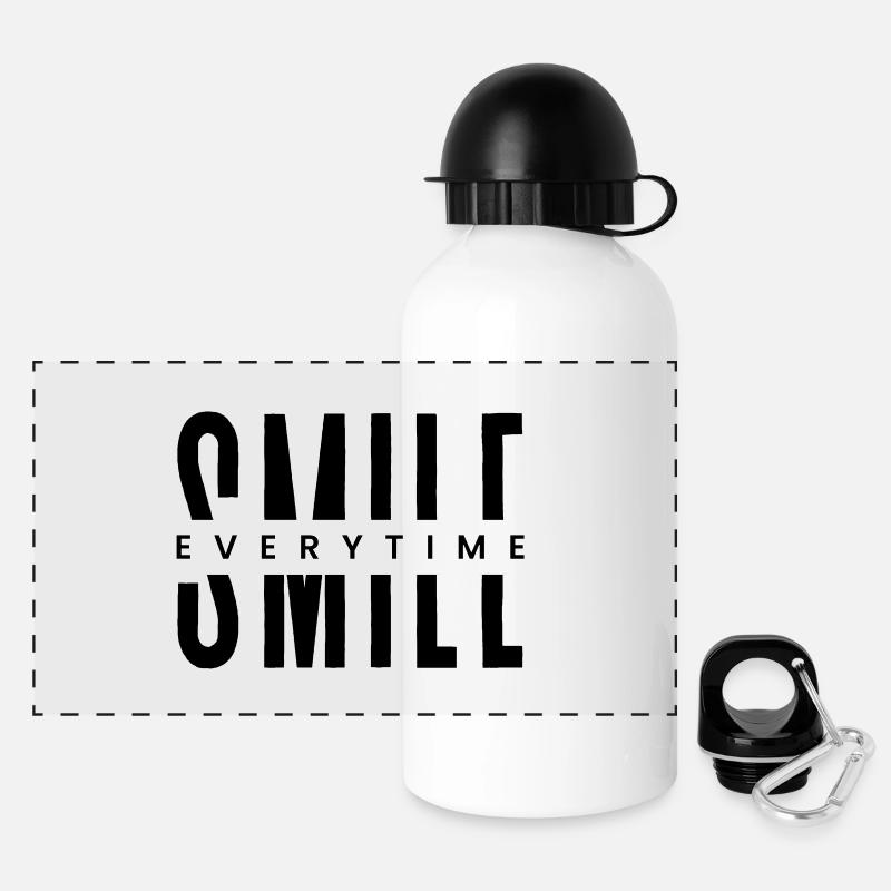 Jedes Mal lächeln – Minimale positive Typografie - Panorama Trinkflasche mit Deckel 500 ml - Weiß