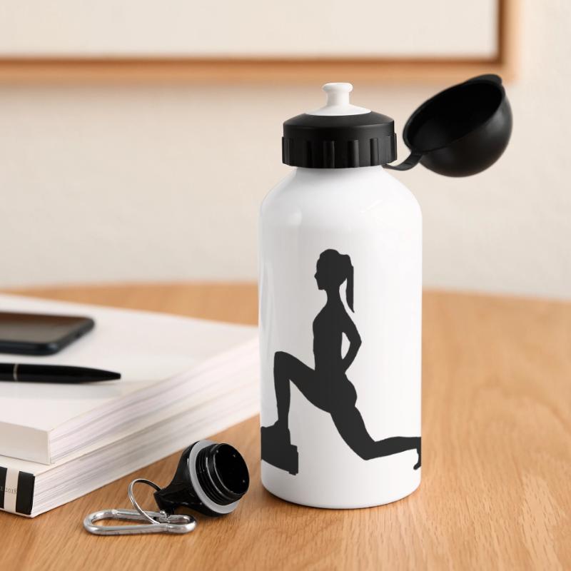 Mädchen oder Dame, die Schritte oder Aerobic macht Panorama Trinkflasche mit Deckel 500 ml