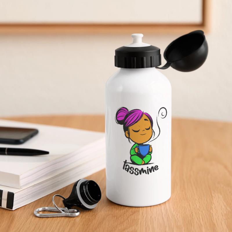 Tassmine enspannt mit einer Tasse Tee oder Kaffee Panorama Trinkflasche mit Deckel 500 ml