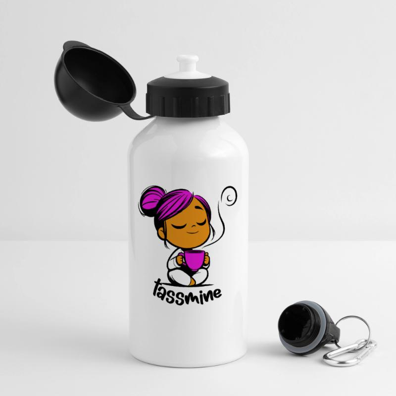 Tassmine enspannt mit einer Tasse Tee oder Kaffee Panorama Trinkflasche mit Deckel 500 ml