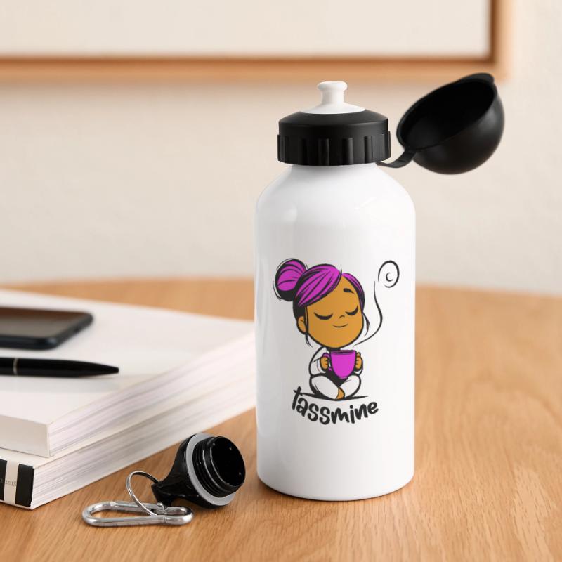 Tassmine enspannt mit einer Tasse Tee oder Kaffee Panorama Trinkflasche mit Deckel 500 ml