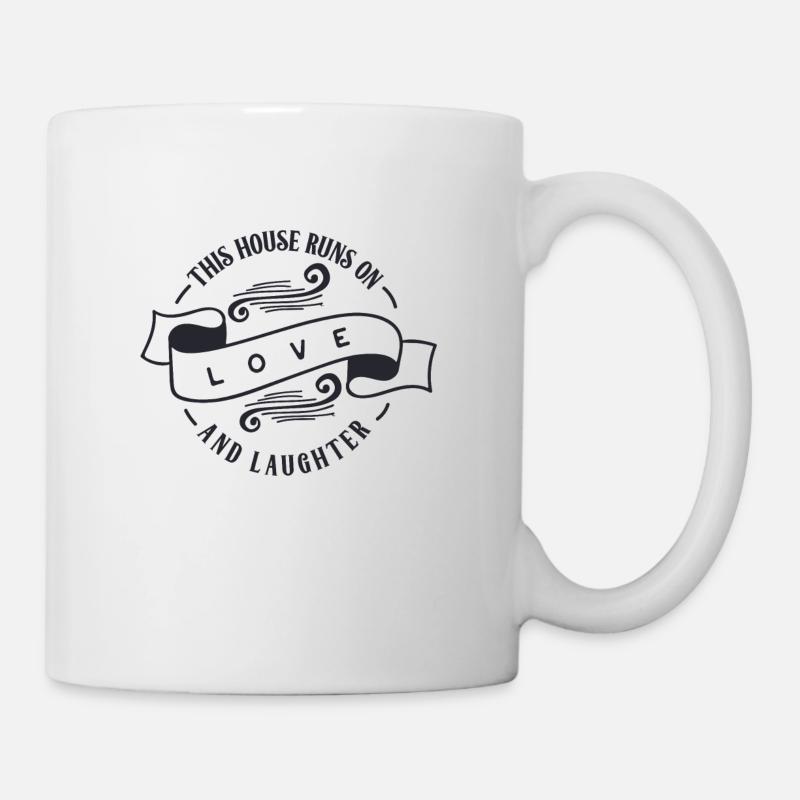 Cette maison fonctionne sur l'amour et le rire - Mug blanc - blanc