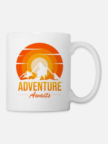 Das Abenteuer wartet auf den Sonnenuntergang des Gipfels - Tasse - Weiß
