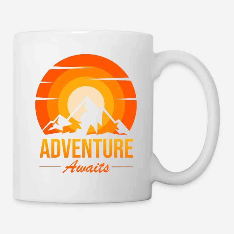 Das Abenteuer wartet auf den Sonnenuntergang des Gipfels - Tasse - Weiß