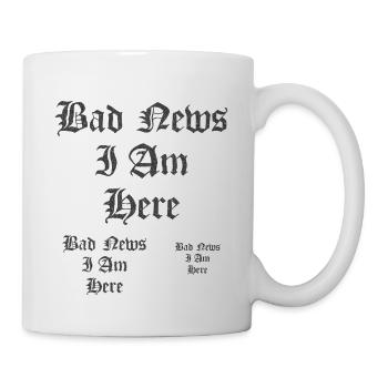 Gotischer Text Schlechte Nachrichten Ich bin hier - Tasse - Weiß - Rechts