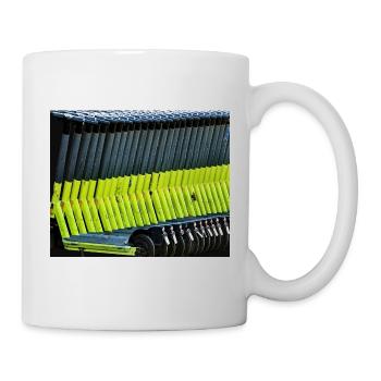 Trottinettes électriques vert néon garées dans la rangée - Mug blanc - blanc - Droite
