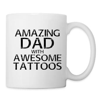 Erstaunlicher Vater mit tollen Tattoos – lustiges Geschenk - Tasse - Weiß - Rechts