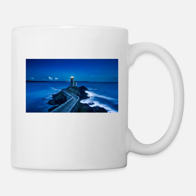 Küste mit Leuchtturm - Tasse - Weiß