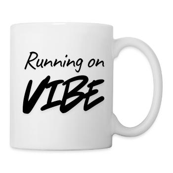 Running on Vibe – Minimalistische Typografie-Ästhetik - Tasse - Weiß - Rechts