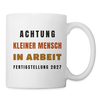 Schwanger 2027 Kleiner Mensch in Arbeit - Tasse - Weiß - Rechts