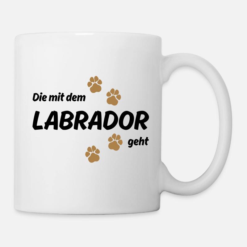 Die mit dem Labrador geht - Hundepfoten - Tasse - Weiß