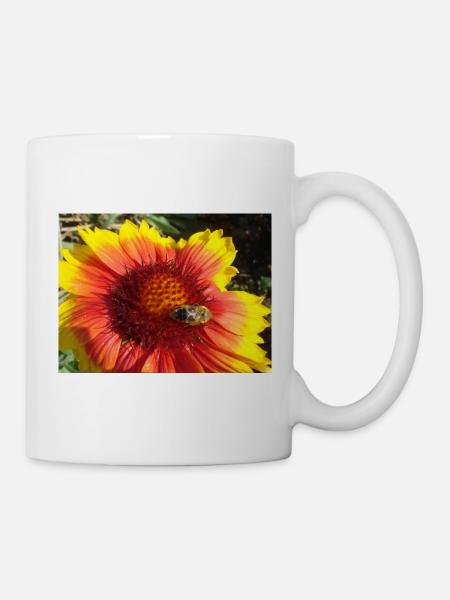 Bumblebee on cockade flower red yellow - Mug - white