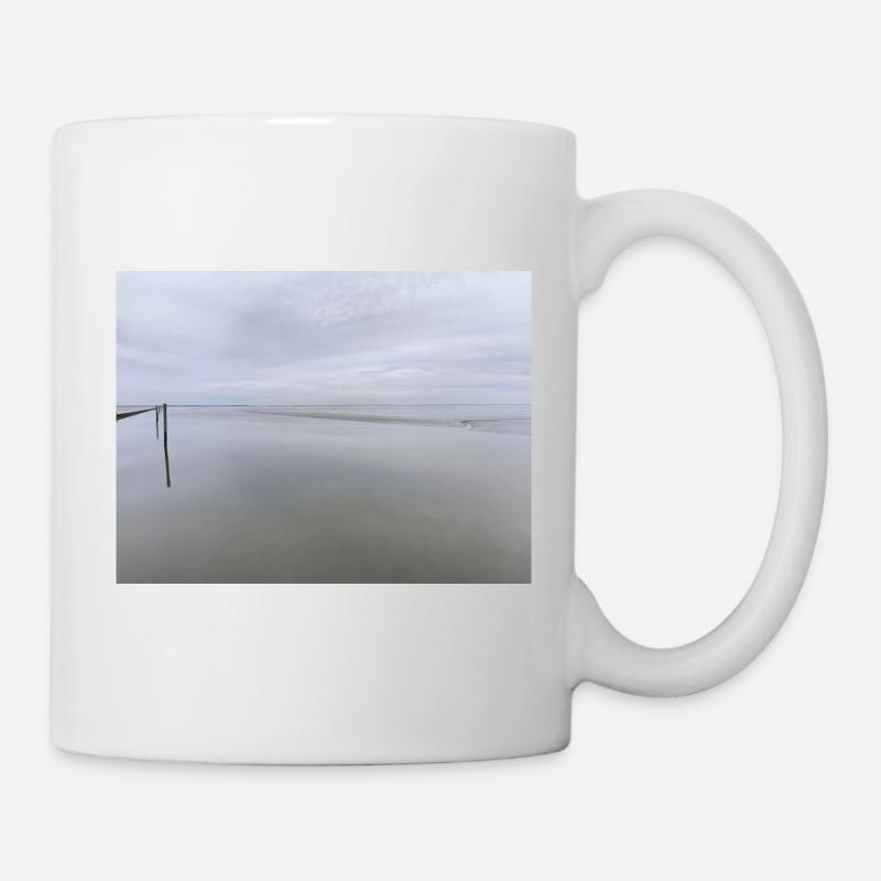 Silent seashore with sky reflection - Mug - white