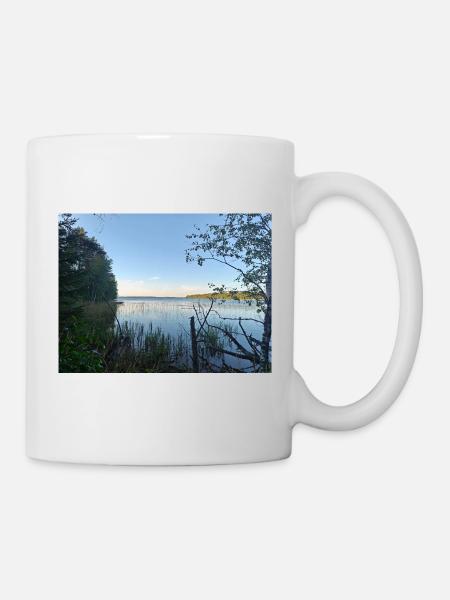 The peaceful lake scenery of the coast - Mug - white